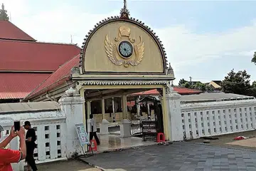 SENI BINA LUAR BIASA: Seni bina Masjid Gedhe Kauman yang istimewa menjadikan ramai pelancong singgah untuk melihat dengan mata kepala mereka sendiri masjid yang menjadi saksi perkembangan budaya, kesultanan, ilmu dan wisata kota di tanah Jawa ini. - Foto BH oleh SAINI SALLEH