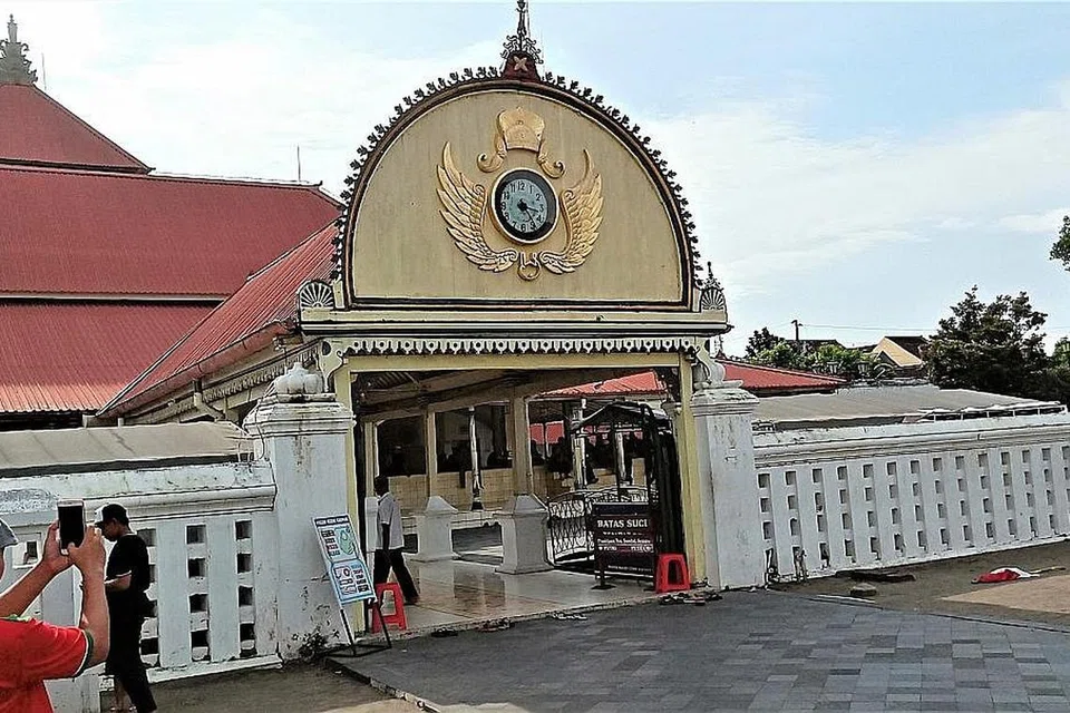 SENI BINA LUAR BIASA: Seni bina Masjid Gedhe Kauman yang istimewa menjadikan ramai pelancong singgah untuk melihat dengan mata kepala mereka sendiri masjid yang menjadi saksi perkembangan budaya, kesultanan, ilmu dan wisata kota di tanah Jawa ini. - Foto BH oleh SAINI SALLEH