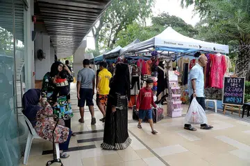 INISIATIF RANGSANG PERNIAGAAN: Beberapa peniaga di East Village mengambil inisiatif menganjurkan Razar Ramadan selama sebulan buat pertama kali bagi merangsang perniagaan semasa musim perayaan. - Foto-foto M.O. SALLEH