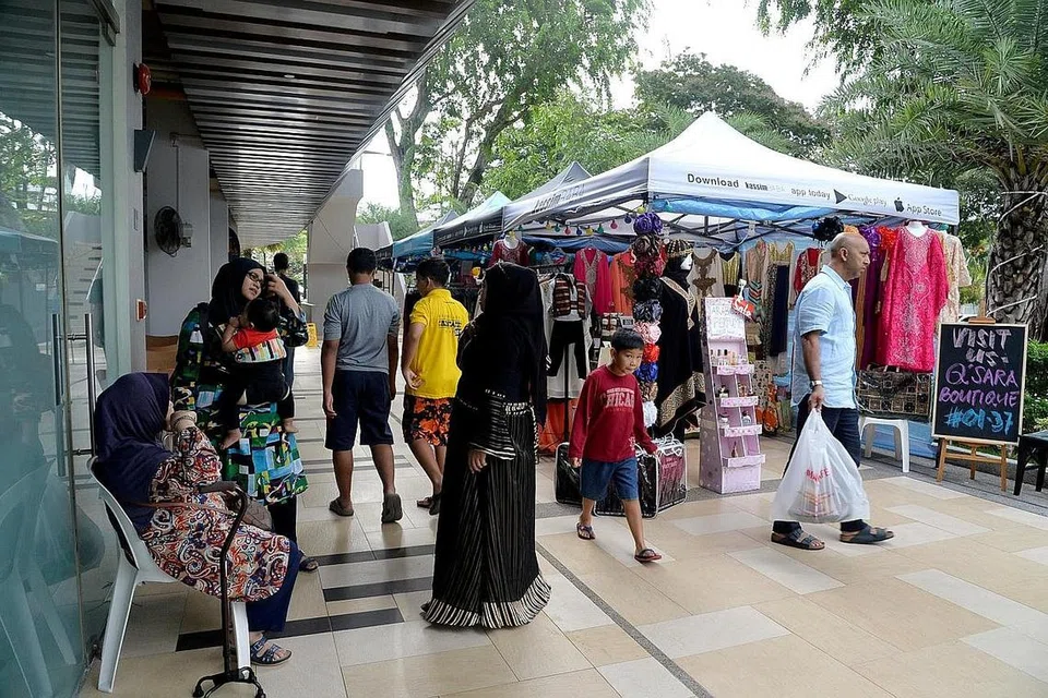 INISIATIF RANGSANG PERNIAGAAN: Beberapa peniaga di East Village mengambil inisiatif menganjurkan Razar Ramadan selama sebulan buat pertama kali bagi merangsang perniagaan semasa musim perayaan. - Foto-foto M.O. SALLEH