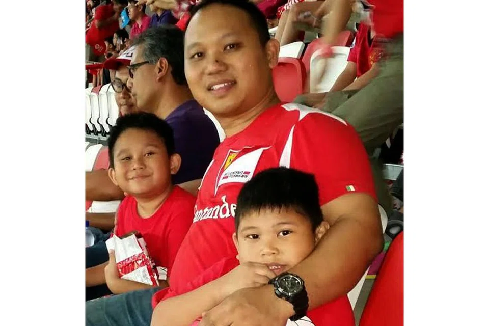 TAK SABAR NANTIKAN PERLAWANAN: Peminat setempat, Sufaat Samsudin, merancang membawa anak sulungnya, Muhd Danish (kiri), menyaksikan pertarungan Argentina-Singapura malam ini. - Foto ihsan SUFAAT SAMSUDIN