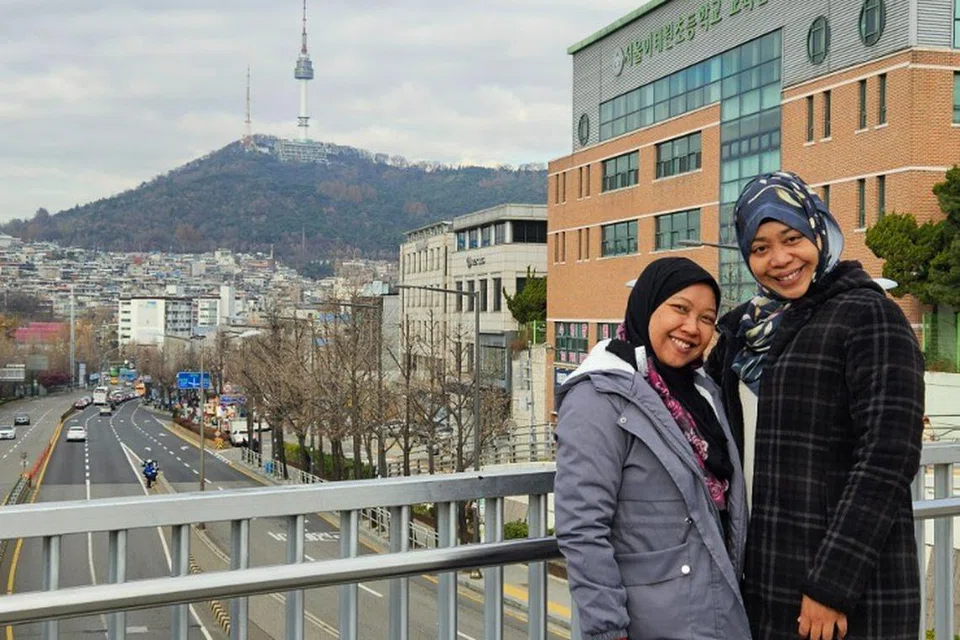 TEMAN KEMBARA: Penulis, Cik Suhaila Mansor (kiri), yang kali pertama mengunjungi Korea Selatan merupakan peminat drama Korea (K-Drama). Beliau ditemani rakannya, Cik Aida Mardianah Kinam, yang mempelajari bahasa Korea asas dan sudah beberapa kali mengunjungi negara itu.