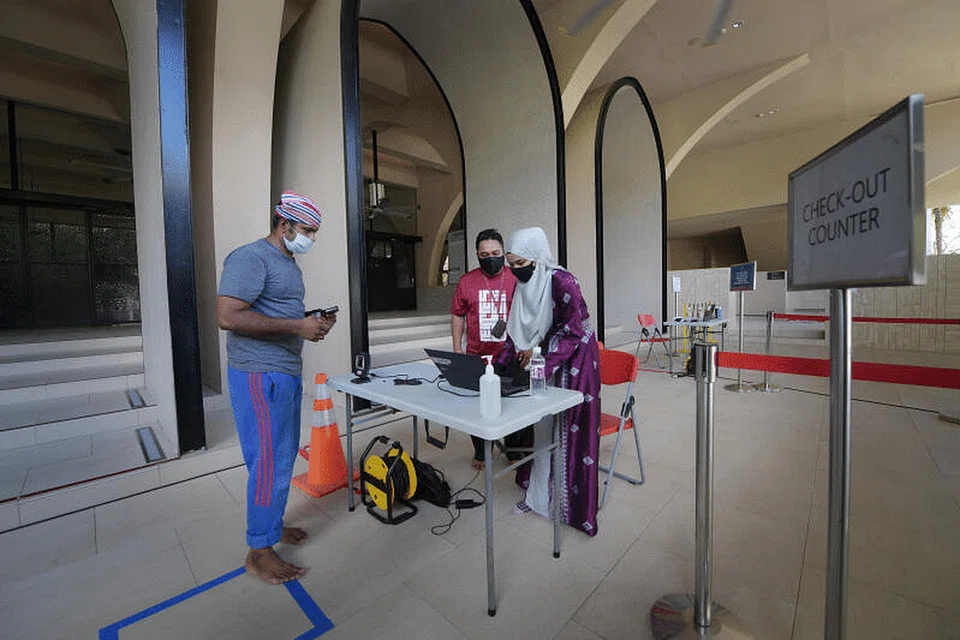 Sejumlah 46 masjid setempat akan dibuka dari 5.30 hingga 7 pagi dan 1 petang hingga 9 malam. - Foto FAIL ST