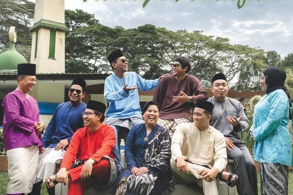 Anggota Parlimen GRC Sembawang, Cik Mariam Jaafar (duduk, tengah), bersama kugiran El Bonekas, Wan Huzarman (berdiri di kiri) dan Sheila Ahmad (berdiri di kanan) menyanyi bersama dalam lagu Raya, ‘Tibanya Aidilfitri’.