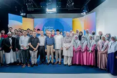 Anggota panel ‘Dialog Masyarakat Berita Harian’ terdiri daripada Anggota Parlimen (AP) GRC Jalan Besar, Dr Wan Rizal Wan Zakariah (barisan depan, empat dari kiri); AP GRC Chua Chu Kang, Encik Zhulkarnain Abdul Rahim (barisan depan, lima dari kiri); Menteri Bertanggungjawab bagi Ehwal Masyarakat Islam, Encik Masagos Zulkifli Masagos Mohamad (barisan depan, tujuh dari kiri); dan Timbalan Editor Berita, Cik Nur Adilah Mahbob (barisan depan, tujuh dari kanan) sebagai moderator. Dialog ini turut dihadiri Editor Berita Harian, Encik Nazry Mokhtar (barisan depan, enam dari kiri); bersama lebih 30 asatizah, pelajar daripada institut pendidikan agama dan madrasah sepenuh masa pada 17 Mei di bangunan SPH Media. 