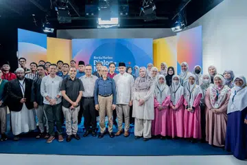 Anggota panel ‘Dialog Masyarakat Berita Harian’ terdiri daripada Anggota Parlimen (AP) GRC Jalan Besar, Dr Wan Rizal Wan Zakariah (barisan depan, empat dari kiri); AP GRC Chua Chu Kang, Encik Zhulkarnain Abdul Rahim (barisan depan, lima dari kiri); Menteri Bertanggungjawab bagi Ehwal Masyarakat Islam, Encik Masagos Zulkifli Masagos Mohamad (barisan depan, tujuh dari kiri); dan Timbalan Editor Berita, Cik Nur Adilah Mahbob (barisan depan, tujuh dari kanan) sebagai moderator. Dialog ini turut dihadiri Editor Berita Harian, Encik Nazry Mokhtar (barisan depan, enam dari kiri); bersama lebih 30 asatizah, pelajar daripada institut pendidikan agama dan madrasah sepenuh masa pada 17 Mei di bangunan SPH Media. 