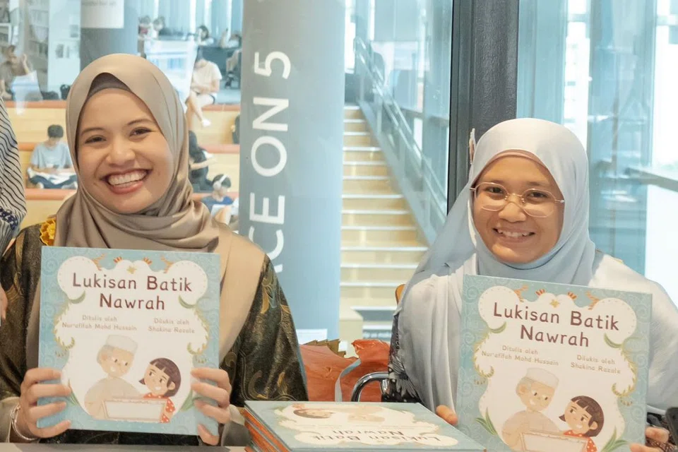 Penulis buku, ‘Lukisan Batik Nawrah’, Nur’afifah Mohd Hussain (kanan) bersama pelukisnya, Shakina Razale. Bukunya dilancarkan di perpustakaan Tampines pada 8 Oktober 2023.