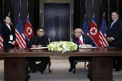 Pemimpin Korea Utara, Encik Kim Jong Un (dua dari kiri), dan Presiden Amerika Syarikat ketika itu, Encik Donald Trump (dua dari kanan), berbincang dalam sidang puncak di Capella Singapura pada 12 Jun 2018.