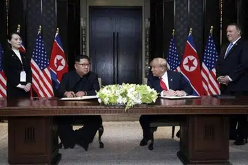 Pemimpin Korea Utara, Encik Kim Jong Un (dua dari kiri), dan Presiden Amerika Syarikat ketika itu, Encik Donald Trump (dua dari kanan), berbincang dalam sidang puncak di Capella Singapura pada 12 Jun 2018.