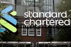 KURANGKAN KOS: Standard Chartered telah mula mengurangkan peranan di peringkat pejabat pertengahan termasuk sumber manusia dan transformasi digital di Asia dalam beberapa minggu lalu.