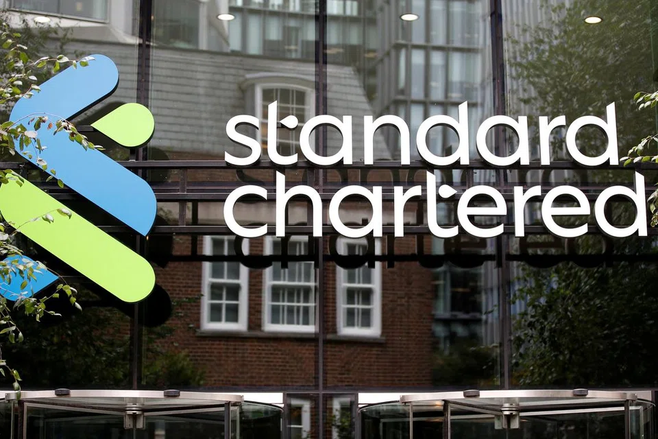 KURANGKAN KOS: Standard Chartered telah mula mengurangkan peranan di peringkat pejabat pertengahan termasuk sumber manusia dan transformasi digital di Asia dalam beberapa minggu lalu.