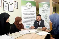 MANFAAT DIGITAL: Encik Mohamed Fazluddin Mohd Hanipah, yang bersama kakitangannya, berkata bagi perniagaan mikro seperti penjual kuih, tukang jahit dan tukang urut, terdapat sistem tempahan yang membolehkan pelanggan melihat jadual dan memasukkan masa pilihan mereka tanpa perlu menghubungi peniaga. - Foto JOHARI RAHMAT