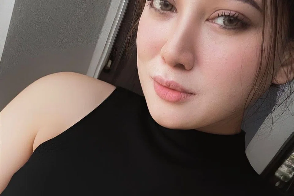 Pelakon, Melia Aimiellia, berkata beliau hampir terpedaya dengan kata-kata manis penyanyi yang dikenali di dalam talian. 