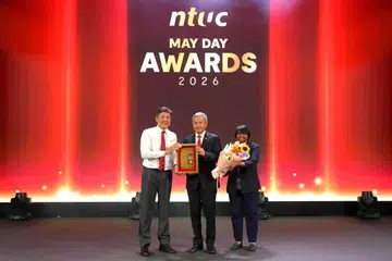 Menteri Ehwal Luar, Dr Vivian Balakrishnan (tengah), menerima Pingat Kehormatan pada majlis Anugerah Hari Pekerja Kongres Kesatuan Sekerja Kebangsaan (NTUC) 2026 daripada Setiausaha Agung NTUC, Encik Ng Chee Meng (kiri) dan Presiden NTUC, Cik K. Thanaletchimi.