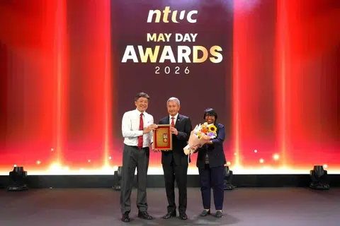Menteri Ehwal Luar, Dr Vivian Balakrishnan (tengah), menerima Pingat Kehormatan pada majlis Anugerah Hari Pekerja Kongres Kesatuan Sekerja Kebangsaan (NTUC) 2026 daripada Setiausaha Agung NTUC, Encik Ng Chee Meng (kiri) dan Presiden NTUC, Cik K. Thanaletchimi.