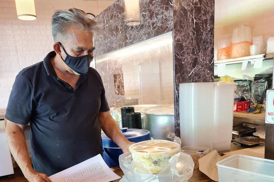CARI ALTERNATIF: Encik Jamaludin yang menjual nasi beriani dan pernah menawarkan khidmat katering majlis perkahwinan sebelum Covid-19, kini membuka restoran di Changi Village bagi merancakkan perniagaannya di tengah pandemik. - Foto ihsan JAMALUDIN ABDUL LATTIF