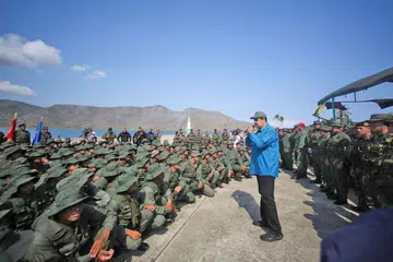 DEKATI PASUKAN TENTERA: Presiden Venezuela Nicolas Maduro menggalak tentera agar 'bersatu' dan 'setia' kepada angkatan di Turiamo, Venezuela, kelmarin. Berkenaan krisis di negara tersebut, Presiden Amerika Donald Trump menolak kepimpinan Encik Maduro. - Foto EPA-EFE