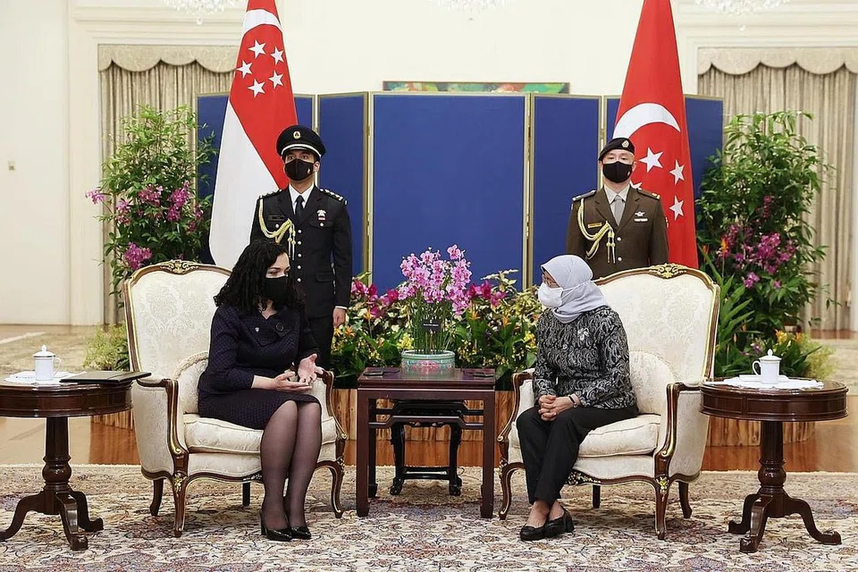 PERKUKUH HUBUNGAN: Presiden Halimah (kanan) dan Presiden Osmani-Sadriu bertemu dan membincangkan tentang kepentingan kerjasama dua hala dan berbilang hala dalam rangka lawatan rasmi Presiden Kosovo itu ke Singapura.