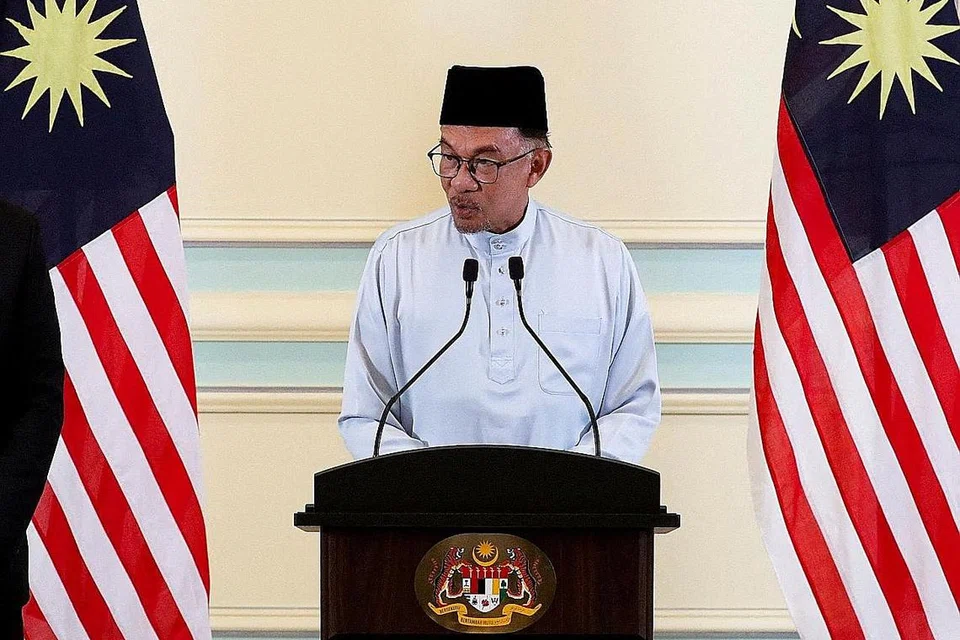 PENUTUP TIRAI KALENDAR POLITIK: Ahli Parlimen Tambun, Datuk Seri Anwar Ibrahim, mengangkat sumpah jawatan sebagai Perdana Menteri ke-10 di Istana Negara. - Foto REUTERS