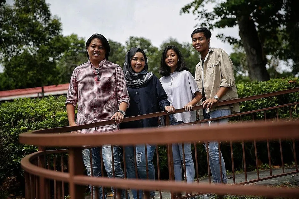 SUMBER MOTIVASI: Penyanyi Mansor Warren (kiri) banyak mendapat galakan berseni hingga ke hari ini hasil kata-kata perangsang isteri, Harianti Abdul Hamid, dan anak-anaknya yang juga suka berkaraoke, Nur Afriena dan Muhd Aniq Danish. - Foto BH oleh KEVIN LIM