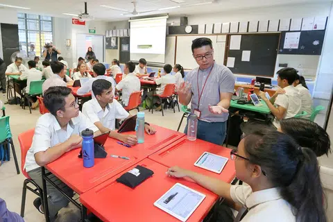 PRESTASI BAIK: Pelajar Singapura yang menyertai kajian Pisa 2022 mengekalkan prestasi mereka dalam matematik dan bertambah baik dalam  sains.