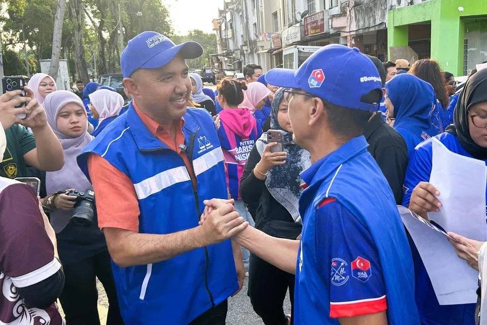 Calon Barisan Nasional (BN) bagi kerusi Dewan Undangan Negeri (DUN) Bukit Permai, Datuk Mohd Jafni Md Shukor (kiri), berkata beliau yakin rakyat mampu menilai siapa yang benar-benar bekerja dan mampu meneruskan agenda pembangunan Johor.