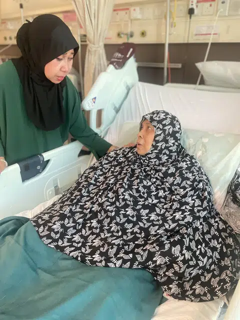 Salah seorang peminat Siti Aminah Siregar, Cik Salbiah Mohd (kiri), yang telah menziarahi beliau di Hospital Tan Tock Seng pada Disember. 