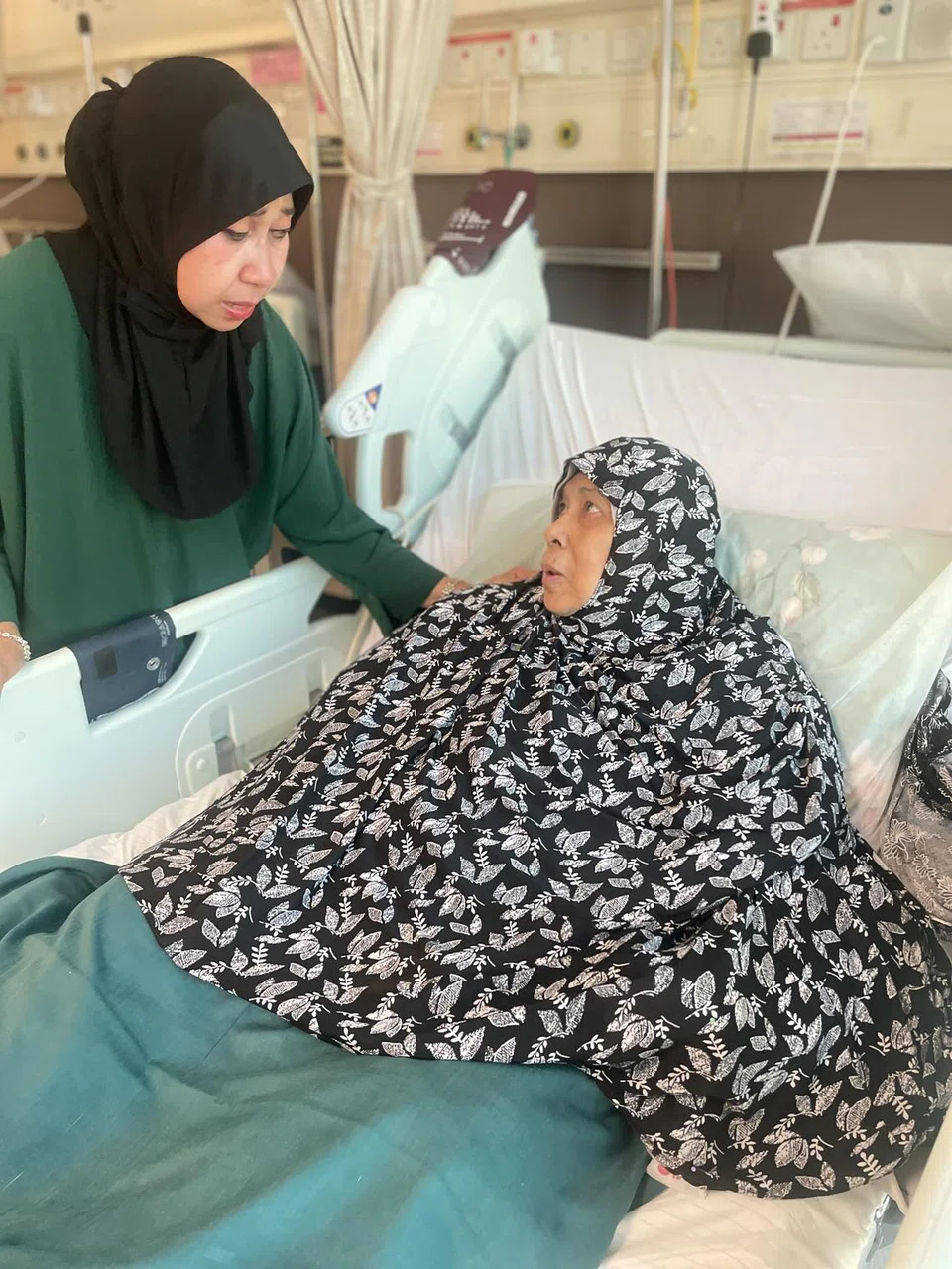 Salah seorang peminat Siti Aminah Siregar, Cik Salbiah Mohd (kiri), yang telah menziarahi beliau di Hospital Tan Tock Seng pada Disember. 