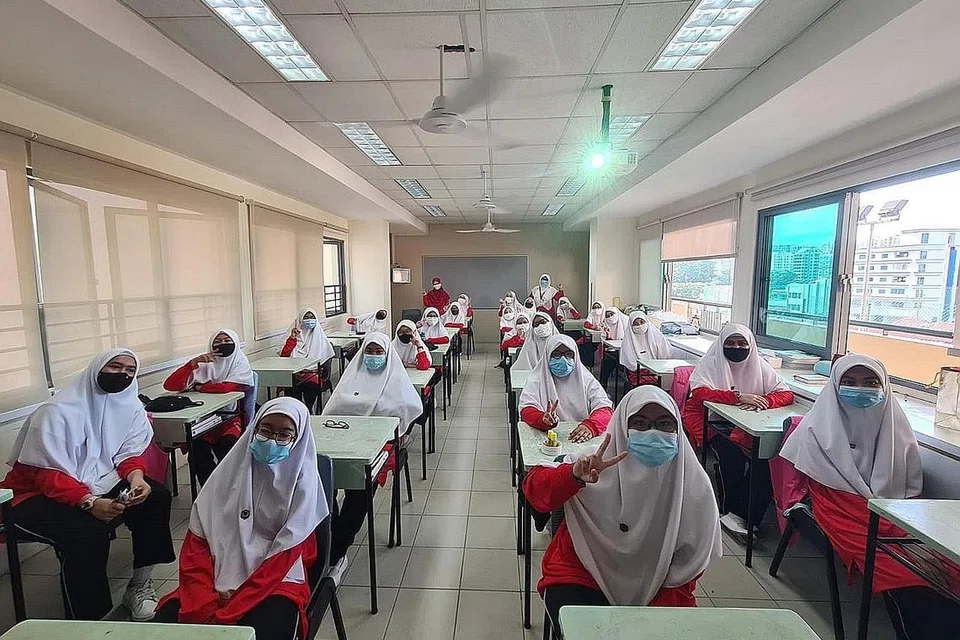 USAHA KUMPUL DANA: Madrasah Al-Ma'arif Al-Islamiah akan menganjurkan program Virtual Kutipan Jumaat yang akan berlangsung pada 23 Oktober ini. Dengan sumbangan daripada penderma, madrasah dapat manfaatkan bantuan, terutamanya kepada pelajar agar mereka dapat menuntut ilmu dengan sempurna dan selesa (gambar atas)." - Foto MADRASAH AL-MA'ARIF AL-ISLAMIAH