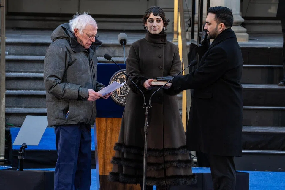 Senator Bernie Sanders dari Vermont memimpin istiadat angkat sumpah Datuk Bandar Zohran Mamdani semasa upacara perasmian simbolik di City Hall pada 1 Januari 2026, di New York.
Sebelum itu, Mamdani telah secara rasmi mengangkat sumpah jawatan tepat tengah malam dalam satu majlis tertutup yang dikendalikan oleh Peguam Negara New York, Letitia James, di stesen kereta api bawah tanah Old City Hall.