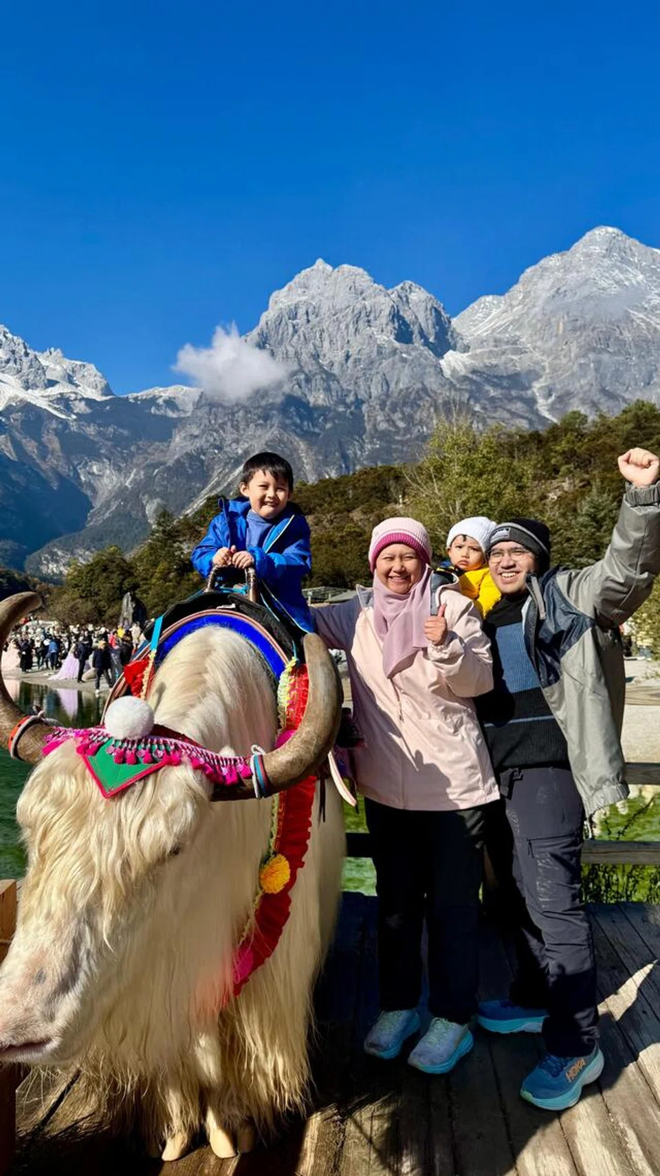 Penulis, Cik Nur Humaira Sajat (dua dari kiri) bersama suami dan anak-anaknya bergambar dengan yak di Blue Moon Valley. 