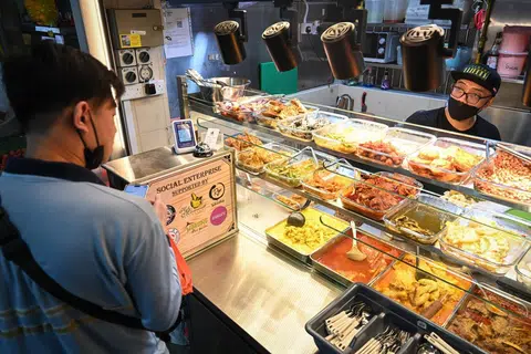 Sebagai pengurus dan tukang masak di kedai The People’s Nasi Padang di Pusat Makan Old Airport Road, Encik Nizam menyediakan sebanyak 22 hingga 24 hidangan dalam satu hari.