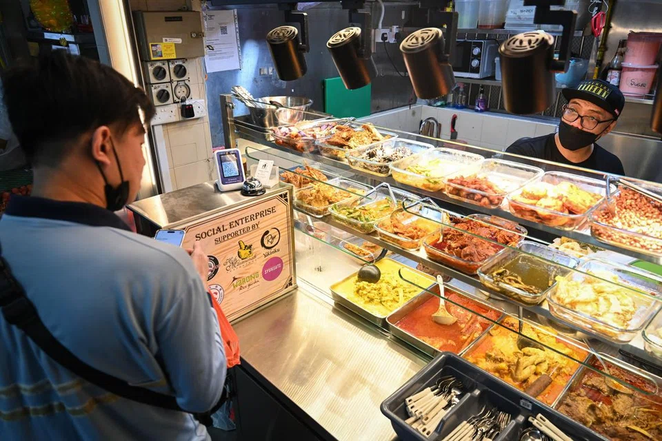 Sebagai pengurus dan tukang masak di kedai The People’s Nasi Padang di Pusat Makan Old Airport Road, Encik Nizam menyediakan sebanyak 22 hingga 24 hidangan dalam satu hari.