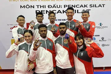 MEMBUAHKAN HASIL: Singapura menggondol 11 pingat - empat emas, tiga perak dan empat gangsa - di Sukan SEA Vietnam, persembahan terbaik silat di temasya sukan itu. - Foto BH oleh ZULAIQAH ABDUL RAHIM