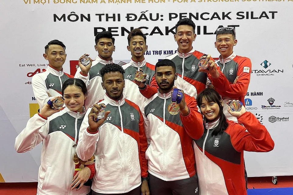 MEMBUAHKAN HASIL: Singapura menggondol 11 pingat - empat emas, tiga perak dan empat gangsa - di Sukan SEA Vietnam, persembahan terbaik silat di temasya sukan itu. - Foto BH oleh ZULAIQAH ABDUL RAHIM
