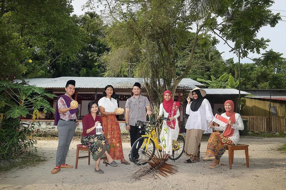 TIADA DULU, TIADA SEKARANG: Barisan wartawan dan wartawan pelatih BH (dari kiri) Encik Muhammad Edrie Rizwan, Cik Masturah Razali, Cik Zulaiqah Abdul Rahim, Encik Fakhruradzi Ismail, Cik Nur Fathin Awalludin, Cik Zubaidah Eusoff dan Cik Nur Humaira Sajat bergambar di Kampong Lorong Buangkok - sesuai dengan tema sambutan dwiabad tahun ini. Mereka bakal membuat laporan NDP 2019 esok. - Foto BH oleh ALPHONSUS CHERN