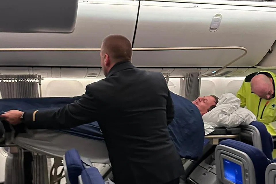 BERBARING DALAM PESAWAT: Encik Peter Vendel, yang cedera parah selepas terkena peluru dalam satu kejadian tembakan rambang di Prague, berbaring di dalam pesawat sepanjang perjalanan pulang ke Singapura.