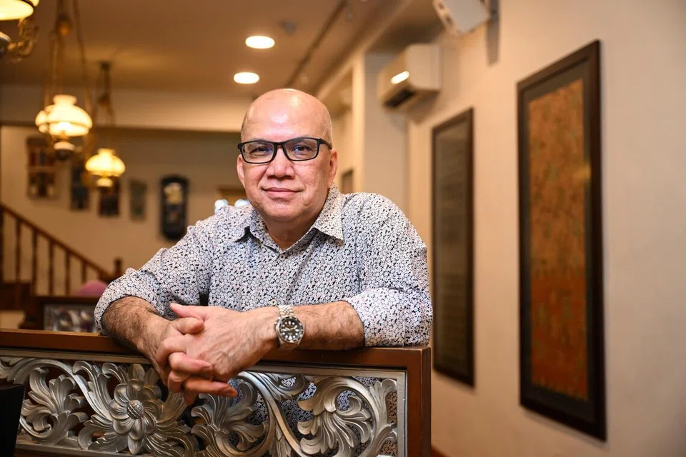 Mengambil alih urusan syarikat pelancongan itu bersama abangnya setelah kakaknya, Allahyarhamha meninggal dunia pada 1997, Encik Haffidz kini mengalami cabaran mencari pelapis bagi perniagaan warisan itu.