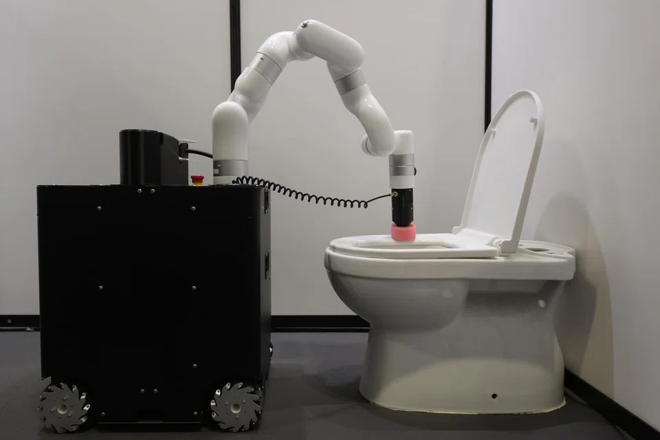 CANGGIH: Robot rekaan syarikat Hivebotics membersihkan tandas menggunakan sistem pembersih wap. 