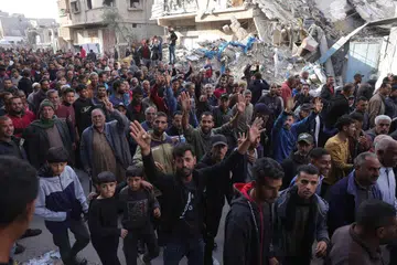 Penduduk Palestin menghadiri satu perhimpunan bagi menuntut penamatan perang, di Beit Lahia, utara Jaluran Gaza, pada 25 Mac 2025. Ratusan penduduk Palestin melaungkan slogan anti-Hamas dalam protes di utara Gaza pada tarikh yang sama, menuntut supaya perang dengan Israel ditamatkan.