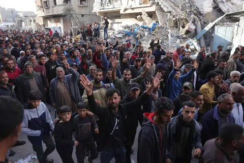 Penduduk Palestin menghadiri satu perhimpunan bagi menuntut penamatan perang, di Beit Lahia, utara Jaluran Gaza, pada 25 Mac 2025. Ratusan penduduk Palestin melaungkan slogan anti-Hamas dalam protes di utara Gaza pada tarikh yang sama, menuntut supaya perang dengan Israel ditamatkan.