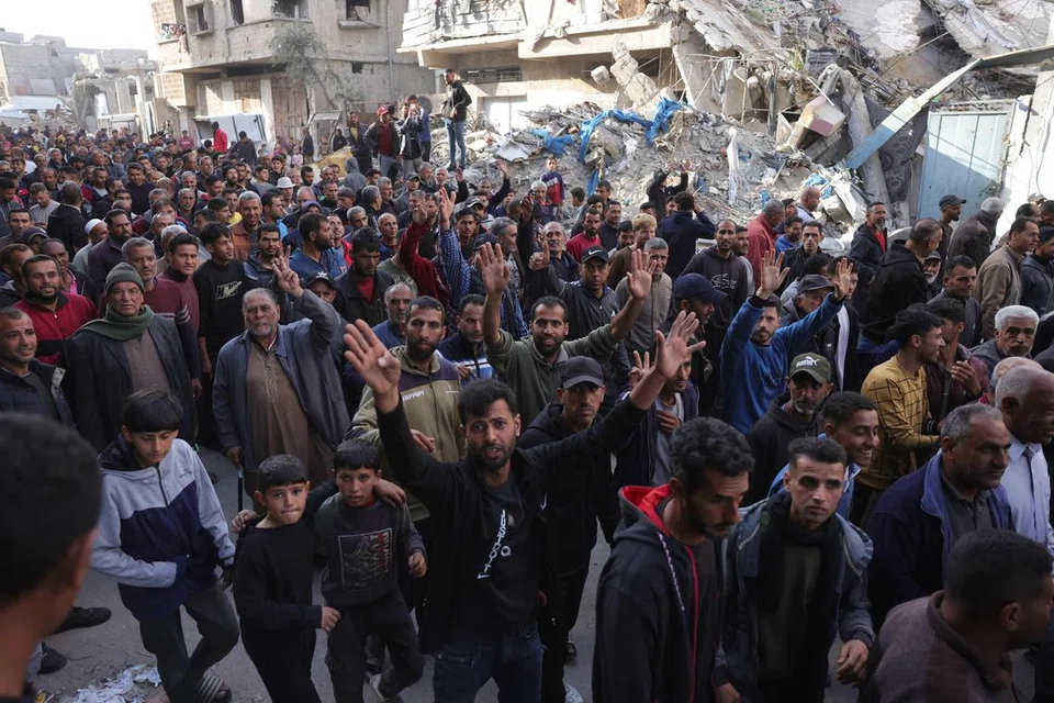 Penduduk Palestin menghadiri satu perhimpunan bagi menuntut penamatan perang, di Beit Lahia, utara Jaluran Gaza, pada 25 Mac 2025. Ratusan penduduk Palestin melaungkan slogan anti-Hamas dalam protes di utara Gaza pada tarikh yang sama, menuntut supaya perang dengan Israel ditamatkan.