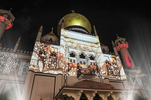PAPARAN CAHAYA: Bangunan Masjid Sultan bermandi cahaya warna warni sebagai sebahagian daripada kempen bagi menggalak lebih ramai pengunjung ke kawasan Kampong Glam.