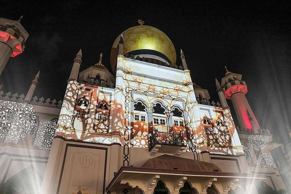 PAPARAN CAHAYA: Bangunan Masjid Sultan bermandi cahaya warna warni sebagai sebahagian daripada kempen bagi menggalak lebih ramai pengunjung ke kawasan Kampong Glam.