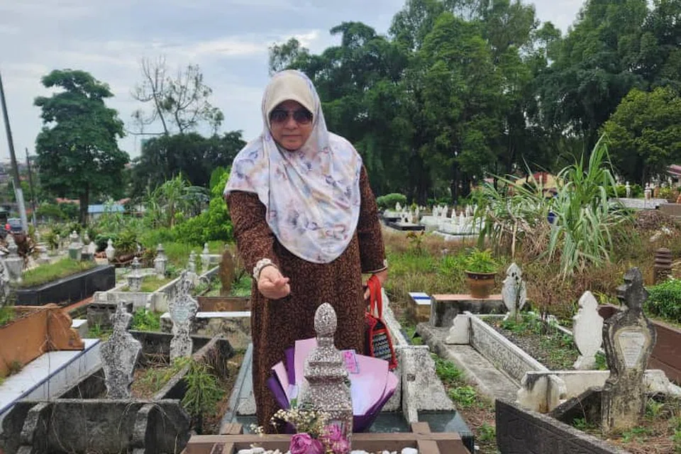 Cik Hawa Osman dan keluarganya akan menziarahi pusara Allahyarham Zulfarhan Osman Zulkarnain di Johor Bahru pada setiap Jumaat sejak kehilangan anak sulung mereka itu. 