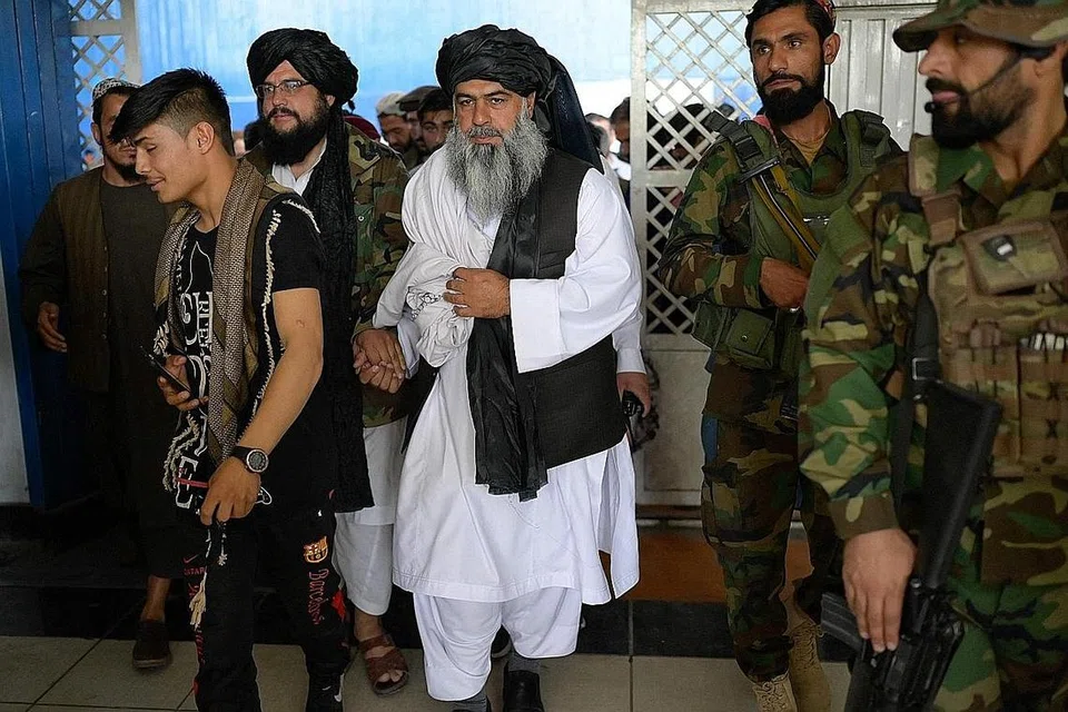  TIBA DI KABUL: Pengarah Sukan dan Pendidikan Jasmani Afghanistan, Encik Bashir Ahmad Rustamzai, tiba di pejabatnya di Kabul kelmarin dengan diiringi pengawal bersenjata. - Foto AFP