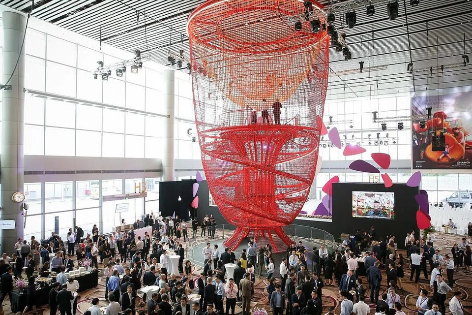  'TAMAN PERMAINAN' DALAM LAPANGAN TERBANG: Antara tarikan utama di T4 ialah 'taman permainan' berupa sebuah struktur yang dinamakan 'Chandelier' (gambar kiri dan kanan). Berdiri setinggi lantai sehingga siling dewan, struktur ini berupa tali sepanjang 10 kilometer yang disokong dengan 15 tan keluli. - Foto BH oleh ONG WEE JIN 