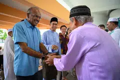 PENUHI KEPERLUAN: (Dari kiri) Encik Shanmugam, Dr Faishal Ibrahim, bersama Anggota Parlimen GRC Nee Soon, Encik Louis Ng dan Cik Carrie Tan, beramah mesra dengan jemaah selepas solat Aidiladha di tempat solat sementara Masjid Darul Makmur, di tapak lama Sekolah Menengah Northview di Yishun Ring Road, pada pagi Khamis. 