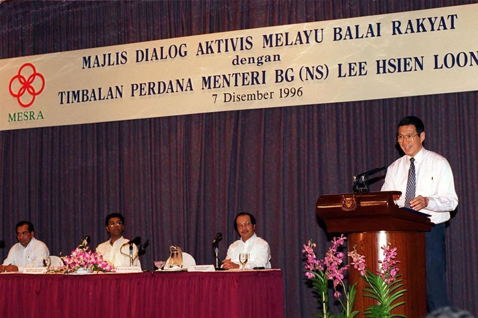 SESI DIALOG: Mesra juga kerap menganjurkan sesi dialog untuk mendapatkan maklum balas tentang dasar pemerintah. Badan itu lazimnya mengadakan sesi dialog selepas Belanjawan diumumkan dan juga selepas Perdana Menteri menyampaikan ucapan Rapat Hari Kebangsaan. Gambar menunjukkan sesi dialog yang diadakan pada 7 Disember 1995 yang dihadiri Encik Lee Hsien Loong yang ketika itu Timbalan Perdana Menteri.