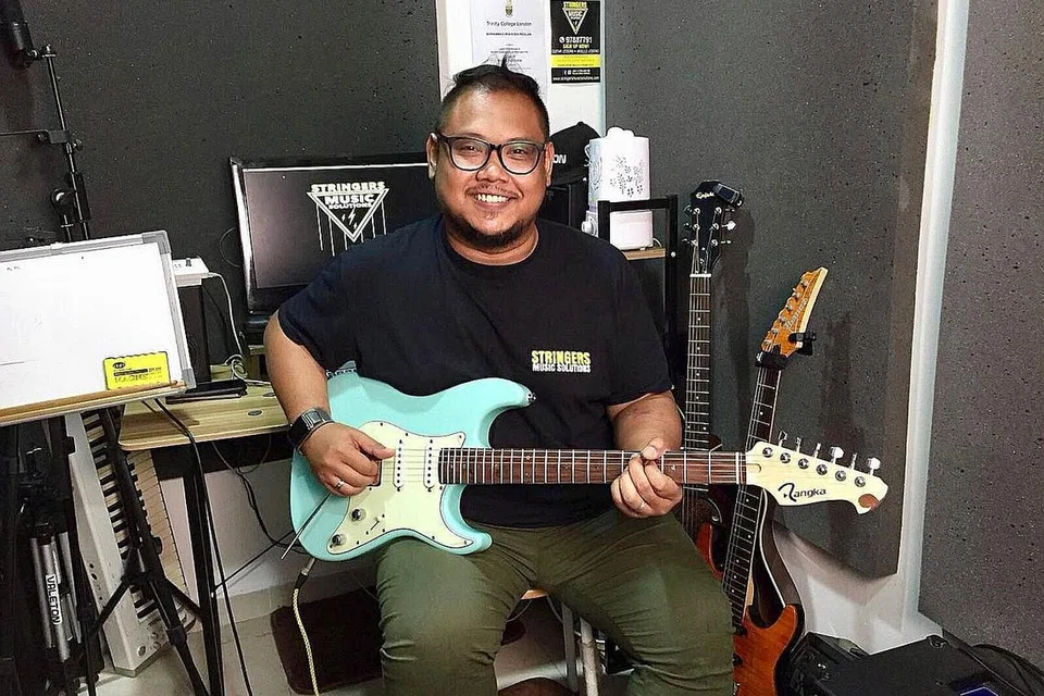 "Saya juga mahu membuka sekolah kerana saya lihat ramai anak Melayu kita yang tidak mahu ke sekolah muzik kerana tidak mampu membayar yuran dan sebagainya. Dulu mereka bermain muzik di kolong blok tapi kini mereka belajar menerusi YouTube. Apabila belajar daripada YouTube, tiada siapa menegur kesilapan mereka." - Pemain gitar band setempat Denova, Mohammad Irwin Roslan, kini mempunyai sekolah muzik sendiri, Stringers Music Solution di Suites @ Bukit Timah.